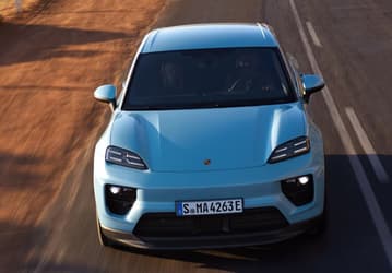 Российские дилеры запустили продажи новых Porsche Macan, цены — от 16 млн рублей