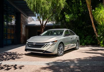 Один из самых дешевых Nissan кардинально обновился, но сохранил простой 2,0-литровый мотор. Представлен совершенно новый Nissan Sentra