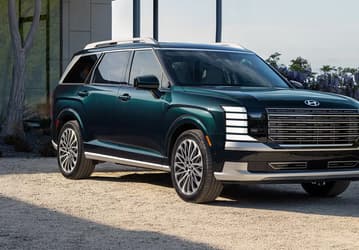 Новые Hyundai Palisade с 2,5-литровым мотором дилеры продают в России по цене от 7,7 млн рублей, но некоторые предлагают скидки до 1,6 млн рублей за trade-in