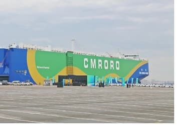 Первое в мире крупногабаритное судно с двухтопливной установкой рассчитано на перевозку 9300 машин