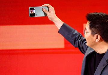 В таком случае ценность селфи-камеры резко падает: глава Xiaomi показал съёмку селфи на основную камеру Xiaomi 17 Pro при помощи дополнительного экрана