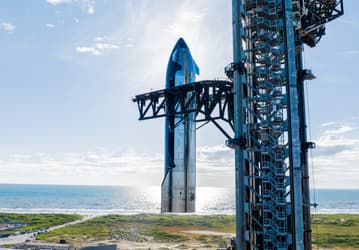 «Готовимся к последнему запуску Starship 2». Илон Маск показал установленный корабль на стартовой площадке