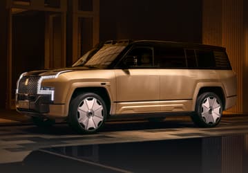 Китайский внедорожник, который покажет Rolls-Royce и Bentley, что такое люкс. Представлен BYD Yangwang U8L Dingshi Edition: 5,4 метра длины, 1200 л.с., роскошь и золото — недорого
