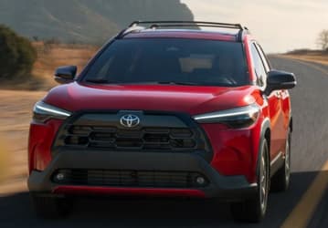 Кроссовер Toyota Corolla Cross можно заказать в России всего за 1,7 млн рублей, машины в наличии — от 2,48 млн рублей