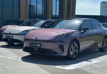 381-сильный седан размером с Toyota Camry, который может ездить без бензина, дешевле 20 000 долларов. Представлен обновлённый Lynk & Co 07 EM-P