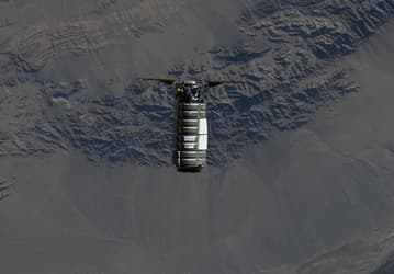 Грузовик Cygnus XL, несмотря на неполадки с двигателем, впервые добрался до МКС: российский космонавт показал американский корабль на фото