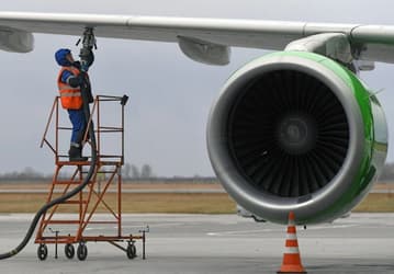 «Газпром» превратил отработанное масло в экологичное авиационное топливо SAF