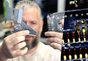 Эталонную видеокарту GeForce RTX 5090 FE лучше не разбирать. Оказалось, что внутренние разъёмы для соединения плат весьма хрупкие