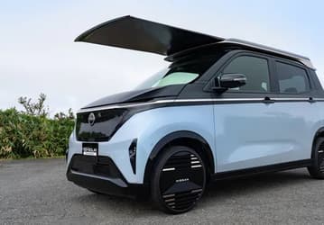 Nissan представил обновлённую Sakura с выдвижной солнечной крышей, обещающей до 3000 км дополнительного пробега в год  