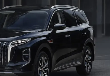 Официальные Hongqi соответствуют требованиям российского законодательства. Компания сотрудничает с ГИБДД для решения вопроса