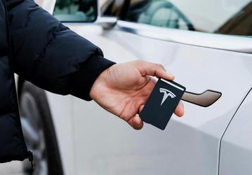 Tesla планирует отказаться от физической ключ-карты для своих машин