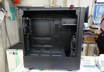 Этот корпус как будто из прошлого. Cooler Master MasterBox CM695 предлагает место для оптического привода и четырёх HDD