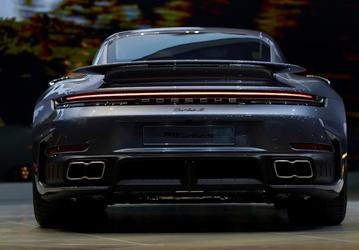 Убытки Porsche взлетели до 1 млрд долларов. Компания замедляет переход на электромобили и теряет позиции в Китае
