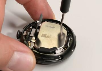 Всё благодаря Евросоюзу? Ремонтопригодность умных часов Google Pixel Watch 4 просто великолепна