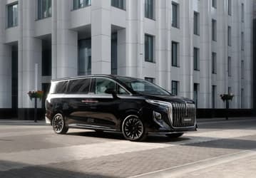 Полноприводный аналог Toyota Alphard с функцией массажа «горячими камнями» сильно подешевел в России. Сколько просят за Hongqi HQ9