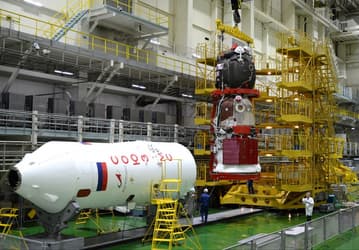 Запуск экипажа МКС-74 всё ближе: пилотируемый «Союз МС-28» вернулся из вакуумной камеры 