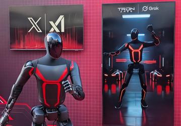 Представлена новая версия Tesla Optimus. Робот показал боевые навыки Джареду Лето