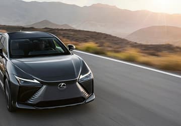 Lexus готовит совершенно новый кроссовер RZ550e F Sport: с имитатором механической коробки передач и без рулевого вала