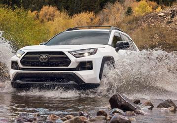 Россияне массово скупают подержанные автомобили из Китая. Самые популярные модели — Toyota Corolla, Toyota RAV4 и Honda Breeze