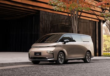 Toyota Alphard отдыхает. В Россию привезли «наземный Airbus» — большой минивэн LEVC L380 от Geely с 544 л.с. и полным приводом за 11,9 млн рублей