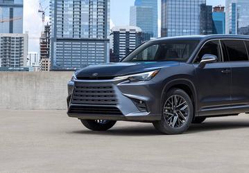 К российским дилерам приехала партия новых Lexus TX 500h F Sport Performance Luxury — самый большой Lexus оценили в 12,3 млн рублей
