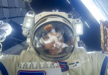 Космонавты сделали эффектные селфи в открытом космосе