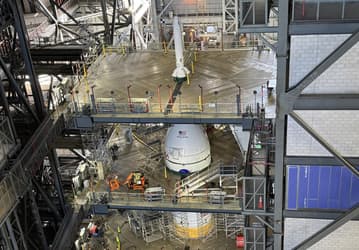 Космический аппарат Orion успешно установлен на ракету SLS