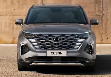 В Россию привезли партию Hyundai Custin 2025 в исполнении Luxe и с классическим «автоматом» — 4,15 млн рублей