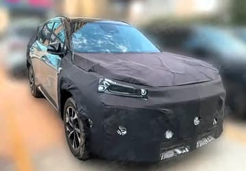 Новый Geely Atlas засняли на фото — он получит новое «лицо» и измененный салон