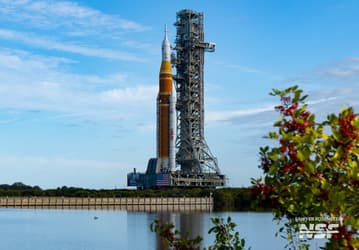На этой ракете американцы полетят к Луне: Space Launch System с кораблём Orion отлично видны даже из космоса