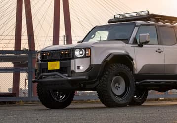 Японцы превратили Toyota Land Cruiser 250 в настоящий вездеход: клиренс 400 мм, 37-дюймовые колеса и силовые бамперы