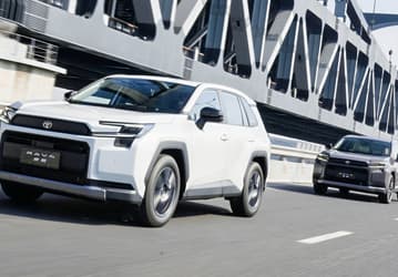 Первый отзыв совершенно нового Toyota RAV4: черный экран вместо мультимедии и проблемы с климатической системой