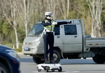 В Китае на службу заступил «робокоп»: первый робот-полицейский Smart Police R001 регулирует движение на перекрестке