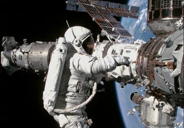 Эффект «пинга» в космосе: российские ученые выяснили, что зрение в невесомости отстает на 1 секунду