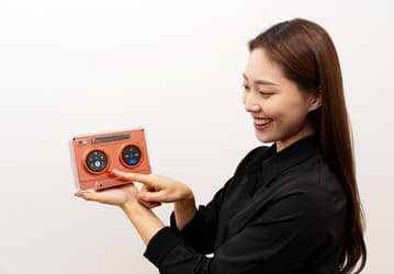 Выглядит, как VHS-кассета и виниловый проигрыватель, но это вообще другое. Samsung Display показала пару концептов с круглыми OLED-экранами 