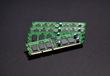 Разница между рыночными и контрактными ценами на память DDR4 достигла 172%, а на DDR5 — 76%