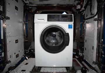Космонавты на МКС получат стиральную машину и душ