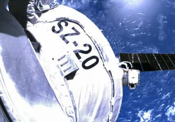 Экипаж космического корабля «Шэньчжоу-20», пережившего столкновение на орбите, наградили за героизм