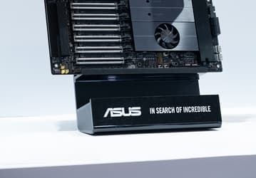 Восемь слотов для ОЗУ, семь для видеокарт, четыре для SSD и два вентилятора. Asus показала огромную системную плату для новых CPU Intel