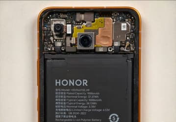 Внутри почти всё место занимает АКБ. Новый бестселлер Honor Power 2 с гигантской батареей показали без задней панели