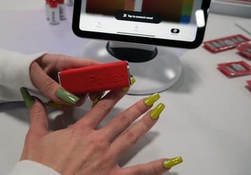 iPolish представила на CES 2026 смарт-ногти с изменяемым цветом по команде со смартфона