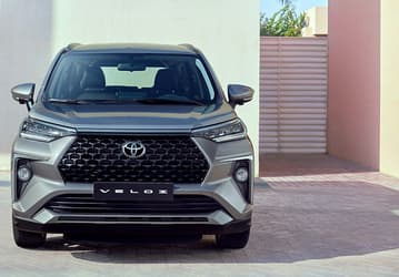 Семиместная Toyota Veloz заметно подешевела в России: заказы принимаются от 2,575 млн рублей — на 300 тыс. рублей дешевле, чем в сентябре 2025 года
