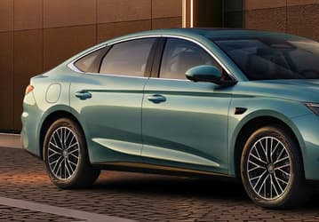 Для тех, кому ездить много и дешево. Представлен BYD Qin L DM-i 2026: просторный салон, 2110 км на баке бензина и расход всего 2,79 л/100 км — от 92 800 юаней (1 млн рублей)