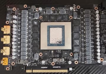 Оверклокер сам распаял на плате GeForce RTX 5090 второй разъём питания и подал на карту более 1500 Вт