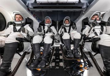 SpaceX Dragon с экипажем Crew-11 возвращается на Землю после досрочно завершённой миссии на МКС