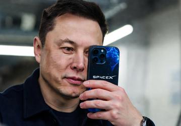 Илон Маск о потенциальном смартфоне SpaceX: «Не исключено в какой-то момент. Это было бы совершенно другое устройство»