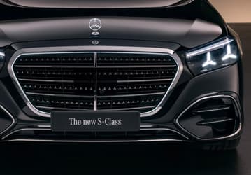 Новый Mercedes-Benz S-класса получил по 25 000 микро-светодиодов в каждой фаре: новая оптика освещает путь на 605 метров и проецирует HD-графику прямо на дорогу
