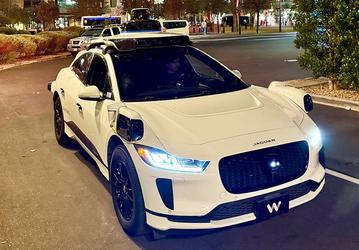 Беспилотный автомобиль Waymo «аккуратно» сбил ребёнка возле школы. В компании заявили, что человек за рулём справился бы хуже в этой ситуации