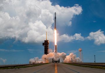 Ракета Falcon 9 побывала в космосе 21 раз, вывела на орбиту спутник нового поколения и совершила 100-ю посадку (для серии) на сушу