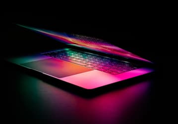 Samsung запустила производство панелей OLED для ноутбуков MacBook Pro M6 на несколько месяцев раньше изначально запланированного срока
